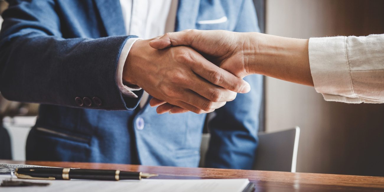 poignée de main pour contrat commercial
