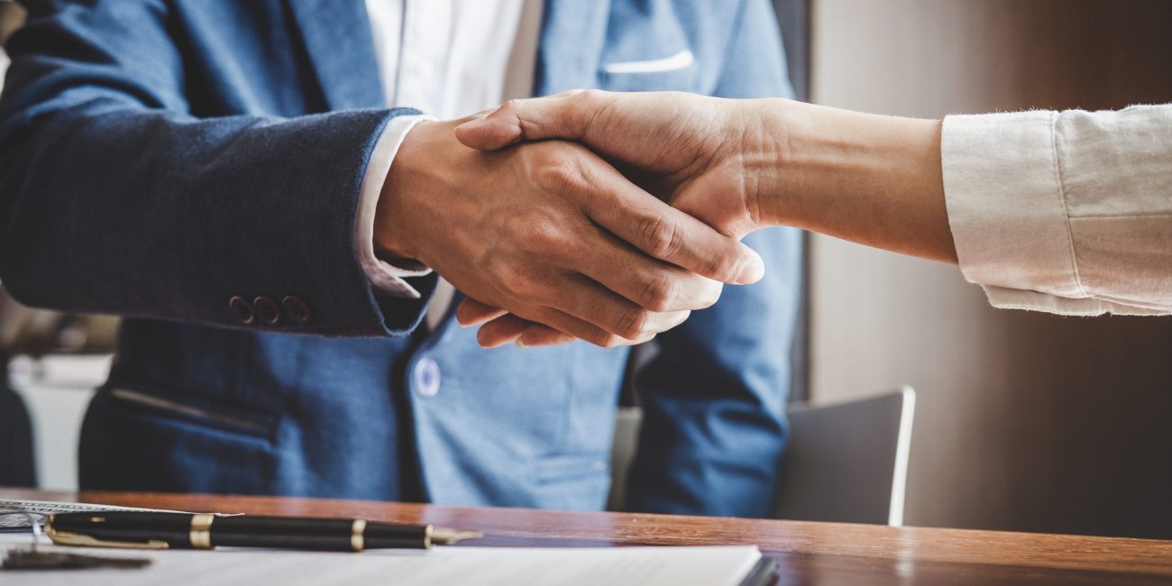 poignée de main pour contrat commercial